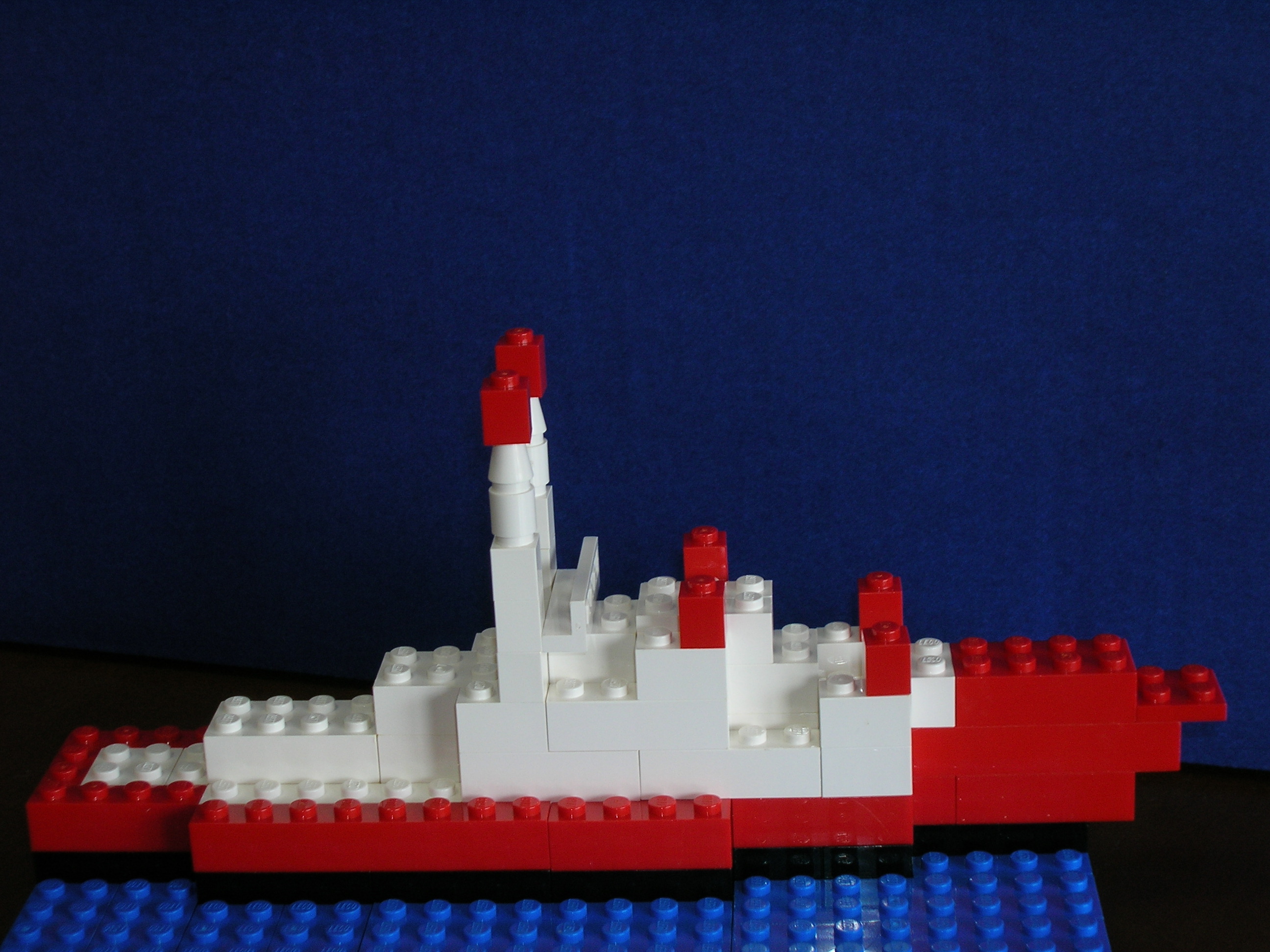 レゴで作った消防艇 レゴのブロック大人気 赤いレゴと青いレゴの作品集